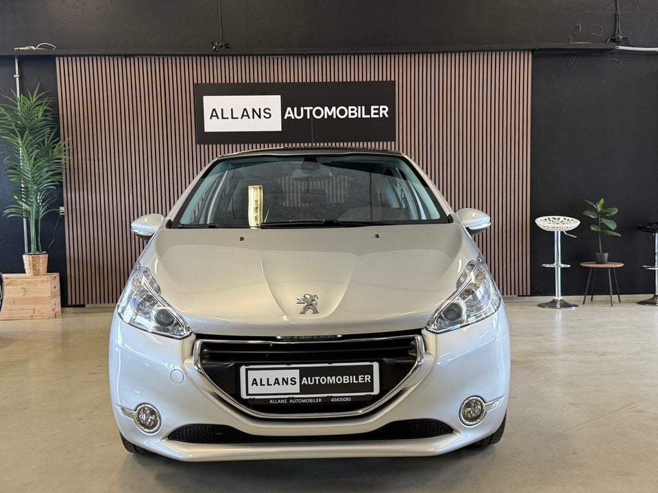 Peugeot 208 1,2 VTi Allure Sky 5d