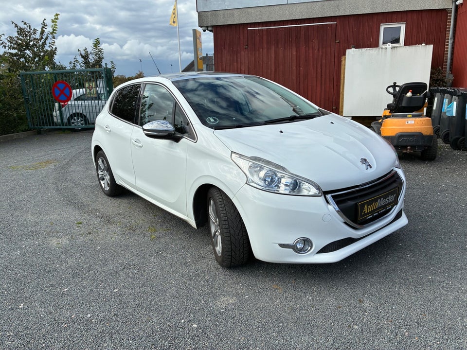 Peugeot 208 1,2 VTi Allure Sky 5d