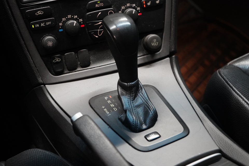 Volvo V70 2,5 T Momentum aut. 5d