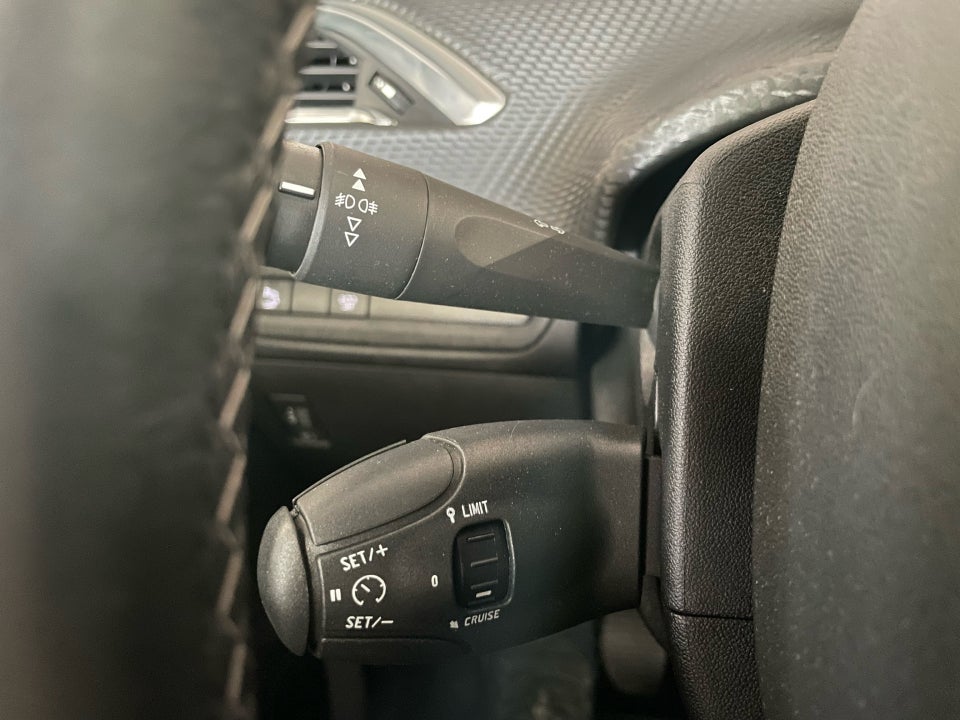 Peugeot 208 1,5 BlueHDi 100 Privé 5d