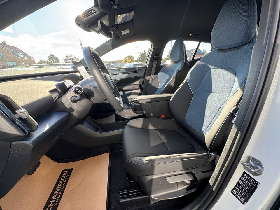 Volvo EX30 Extended Range Plus 5d