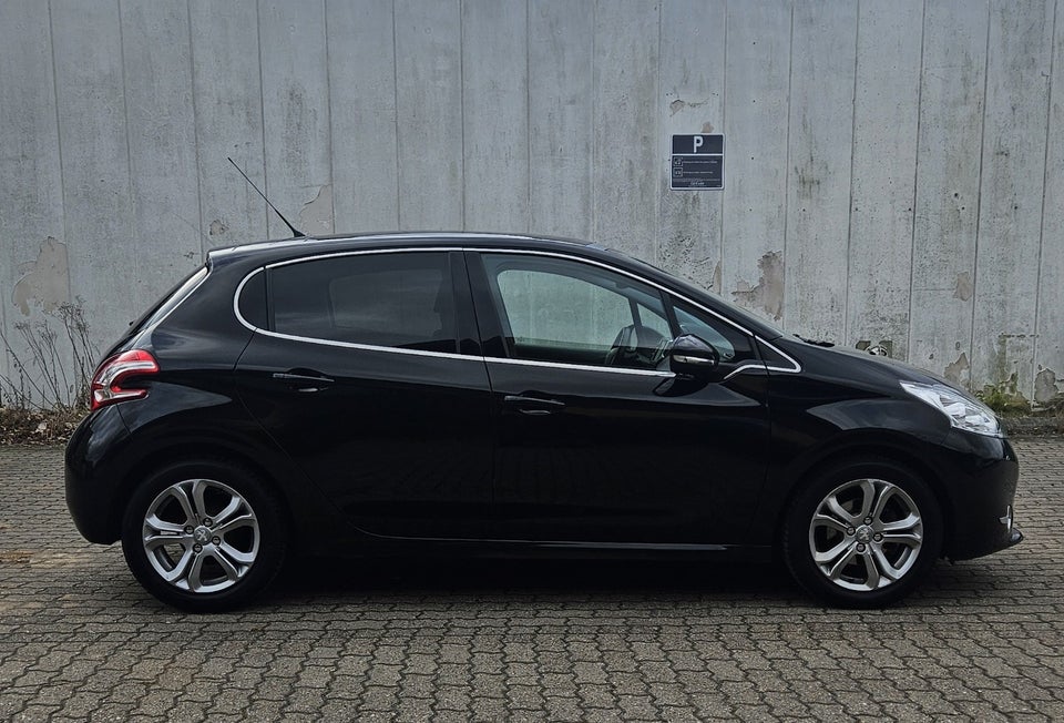 Peugeot 208 1,2 VTi Allure Sky 5d