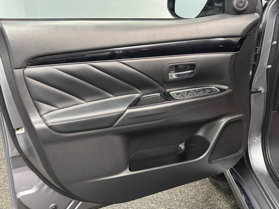 Mitsubishi Outlander 2,4 PHEV Invite CVT 4WD 5d