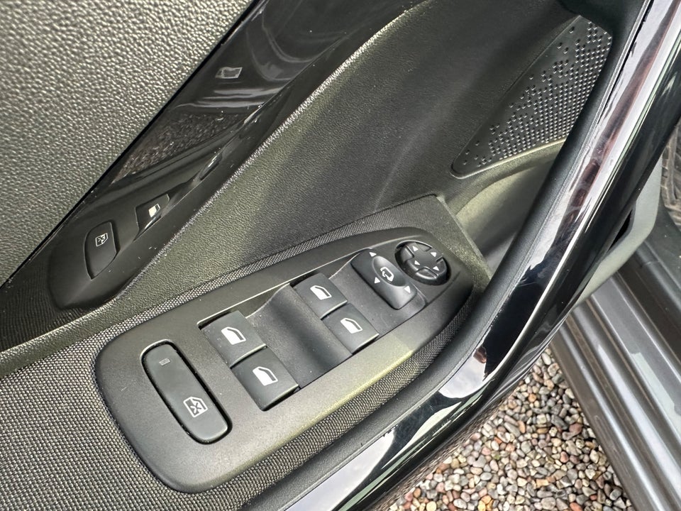 Peugeot 208 1,2 VTi 82 Signature Sky 5d