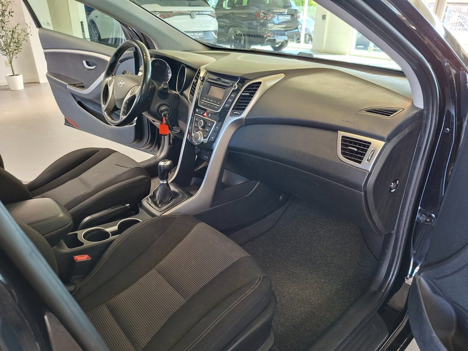 Hyundai i30 1,6 CRDi 110 Comfort CW Eco 5d