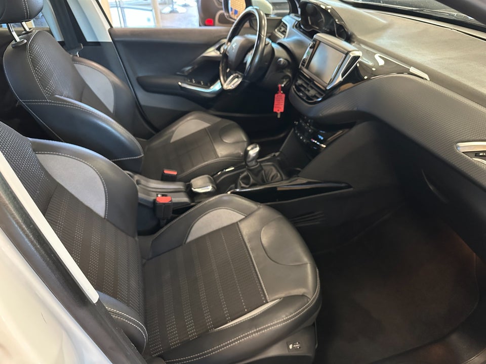Peugeot 2008 1,2 e-THP 110 Allure Sky 5d