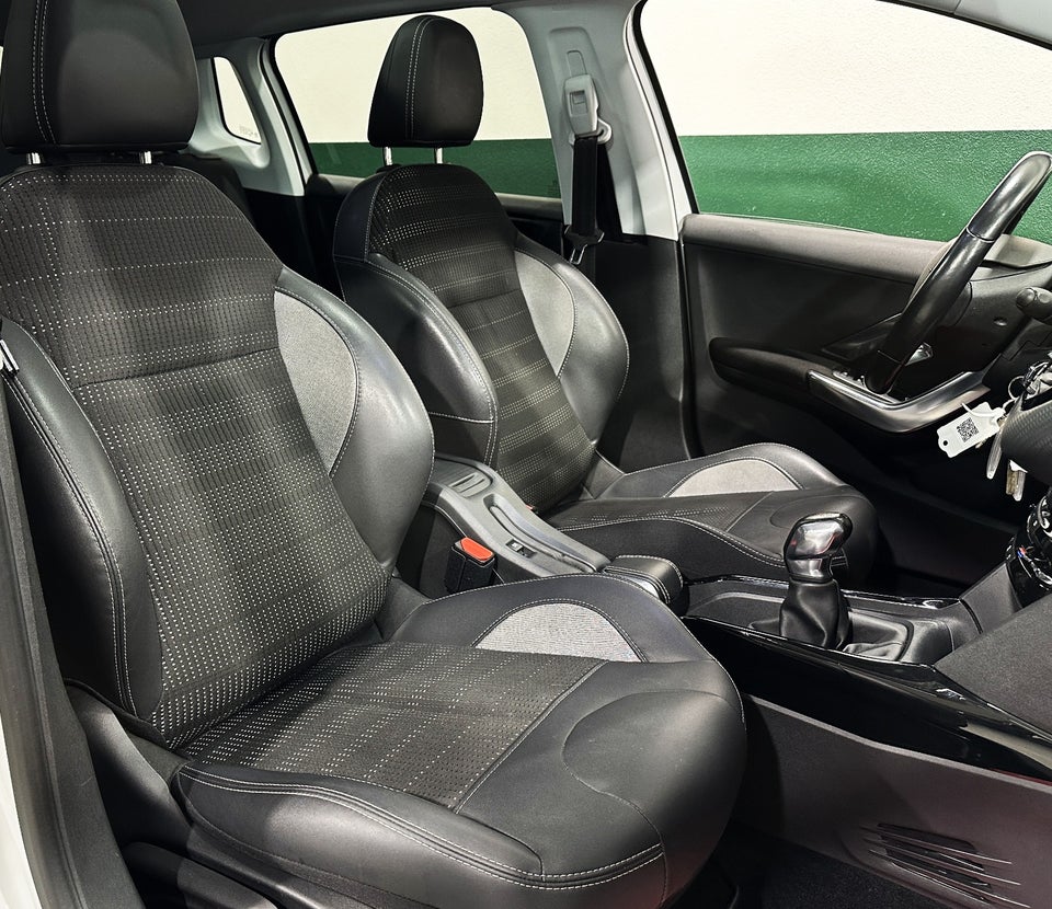 Peugeot 2008 1,2 e-THP 110 Allure Sky 5d