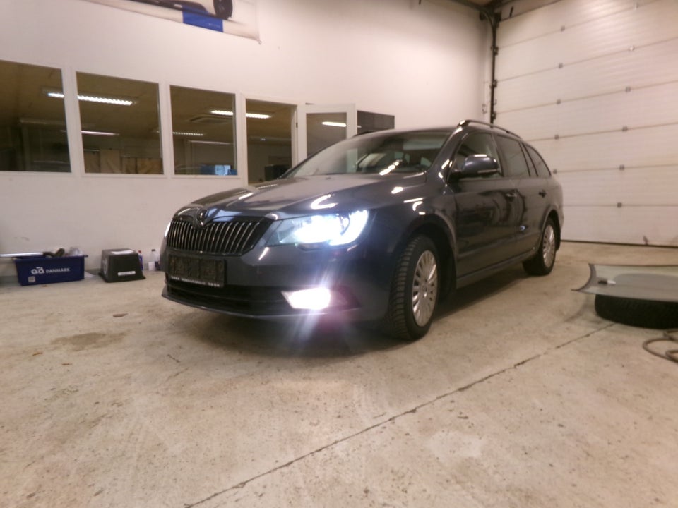 Skoda Superb 2,0 TDi 140 Ambition Combi DSG 5d
