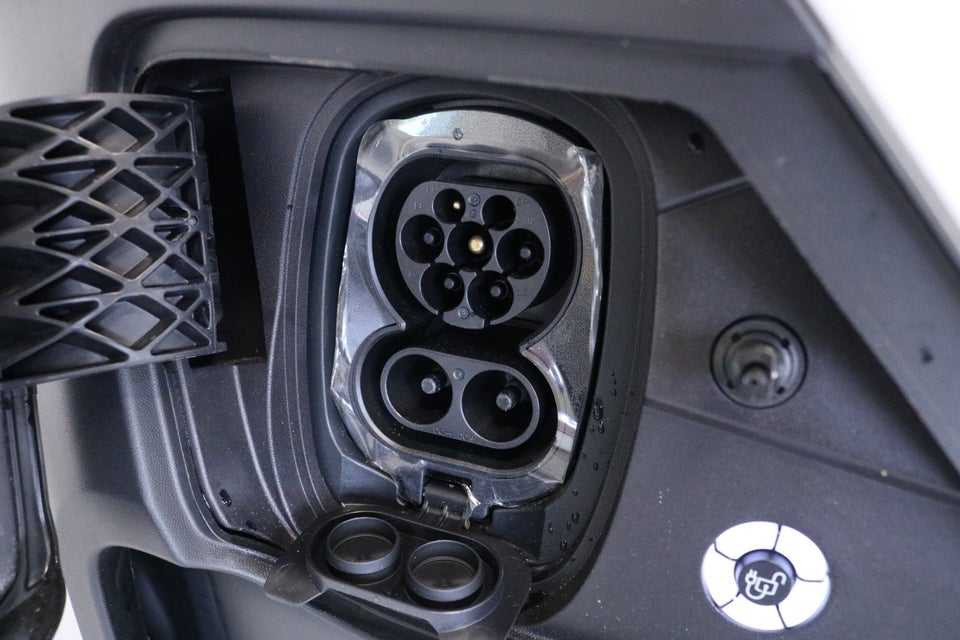 VW e-Caravelle 64 Basis SWB
