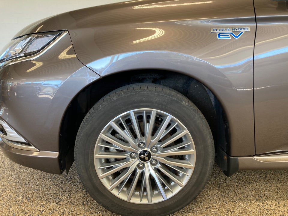 Mitsubishi Outlander 2,4 PHEV Instyle CVT 4WD 5d