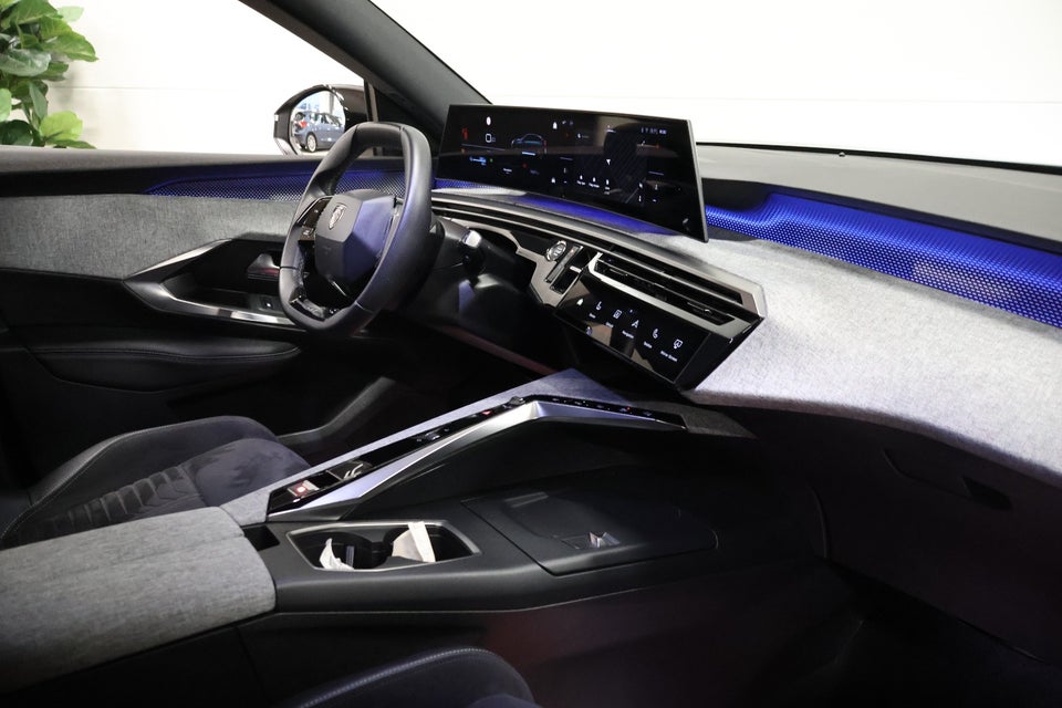 Peugeot e-3008 77 GT 5d