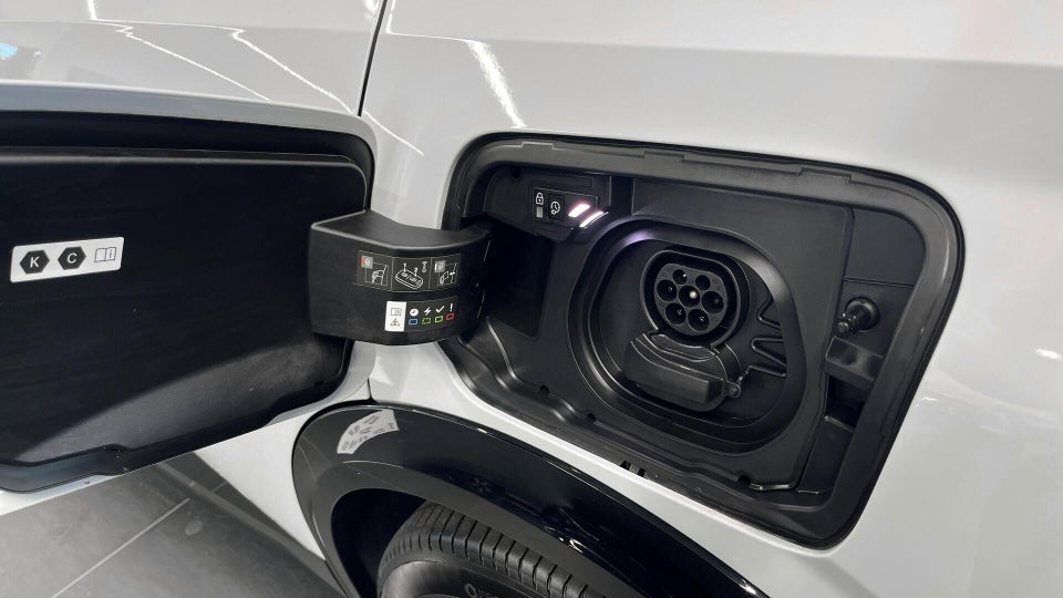 Peugeot e-3008 77 GT 5d