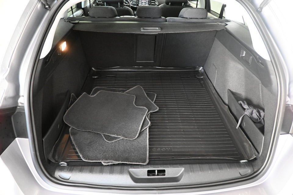 Peugeot 308 1,5 BlueHDi 130 Allure+ Sky SW 5d