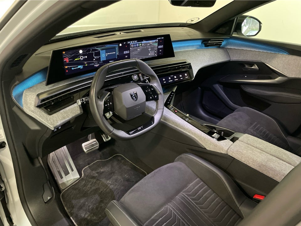 Peugeot e-3008 77 GT Pack 5d