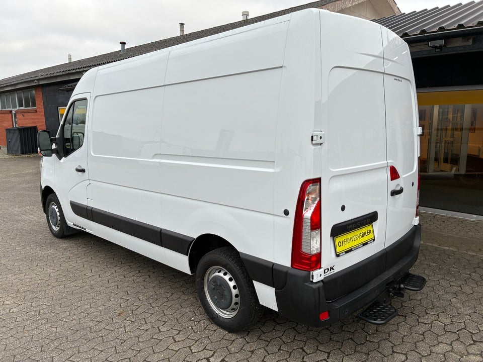 Renault Master IV T33 2,3 dCi 135 L2H2 Kassevogn
