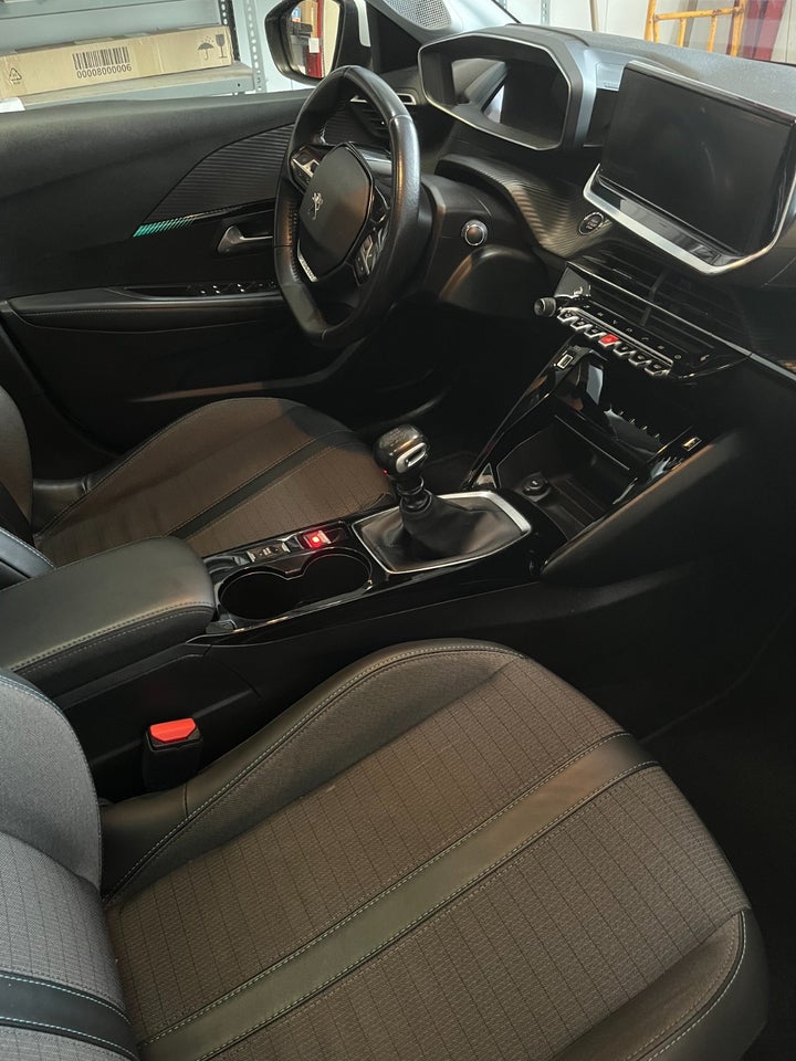 Peugeot 208 1,2 PureTech 100 Allure Sky 5d