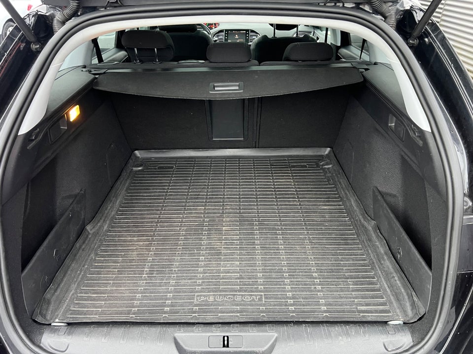 Peugeot 308 1,5 BlueHDi 130 Allure Sky SW 5d