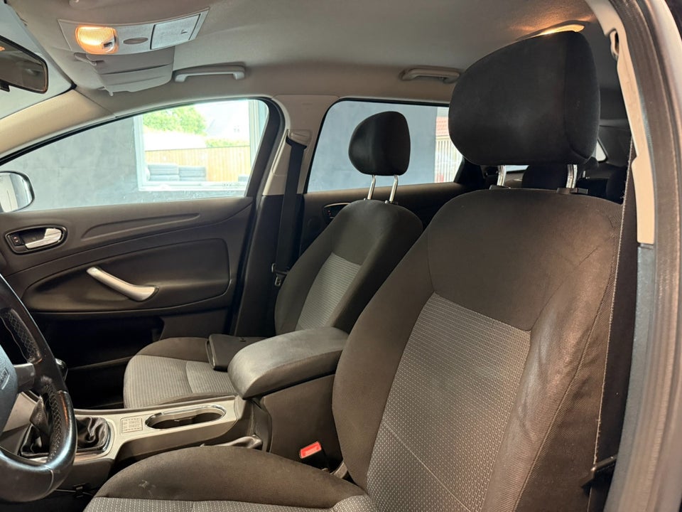 Ford Mondeo 2,0 145 Ambiente stc. 5d