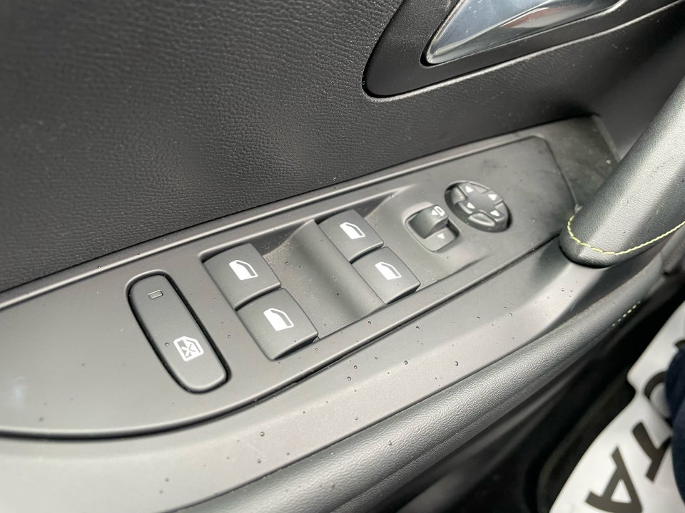 Peugeot e-208 50 GT 5d