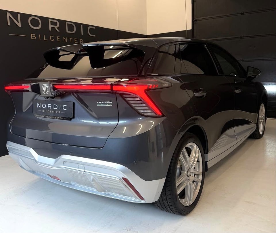 MG MG4 64 Luxury 5d