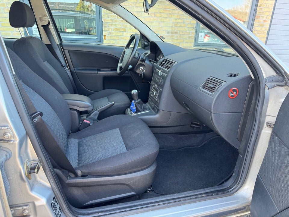 Ford Mondeo 1,8 110 Ambiente stc. 5d