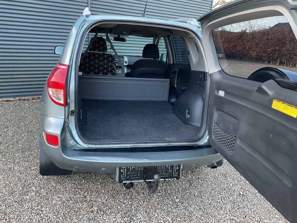 Toyota RAV4 2,2 D-4D 136 4x4 Van 5d