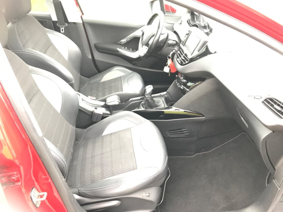 Peugeot 2008 1,5 BlueHDi 100 Prestige Sky 5d