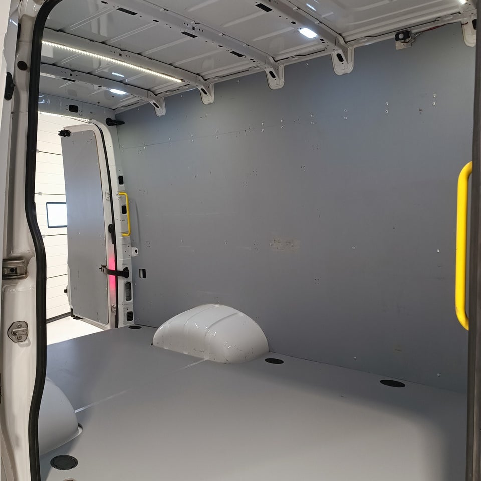 VW Crafter 35 2,0 TDi 177 Kassevogn L3H3 aut.