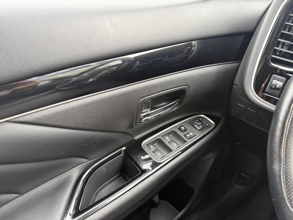 Mitsubishi Outlander 2,4 PHEV Invite CVT 4WD 5d