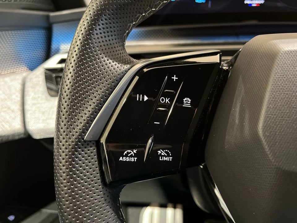 Peugeot e-3008 77 GT Pack 5d