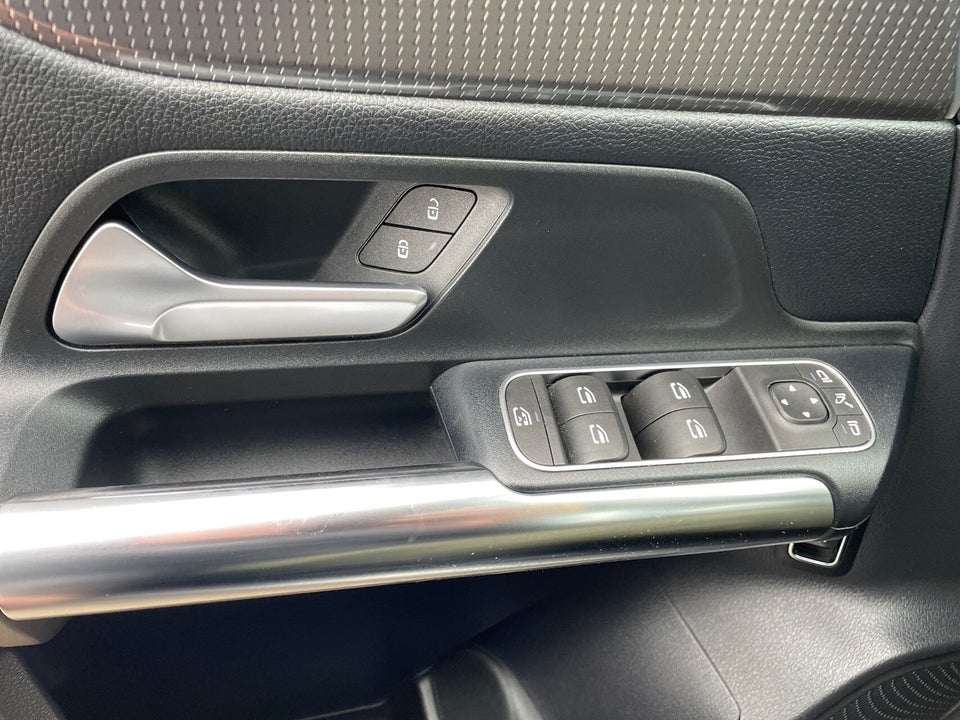 Mercedes EQA300 4Matic 5d