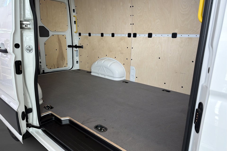 VW Crafter 35 2,0 TDi 177 Kassevogn L3H3 aut.