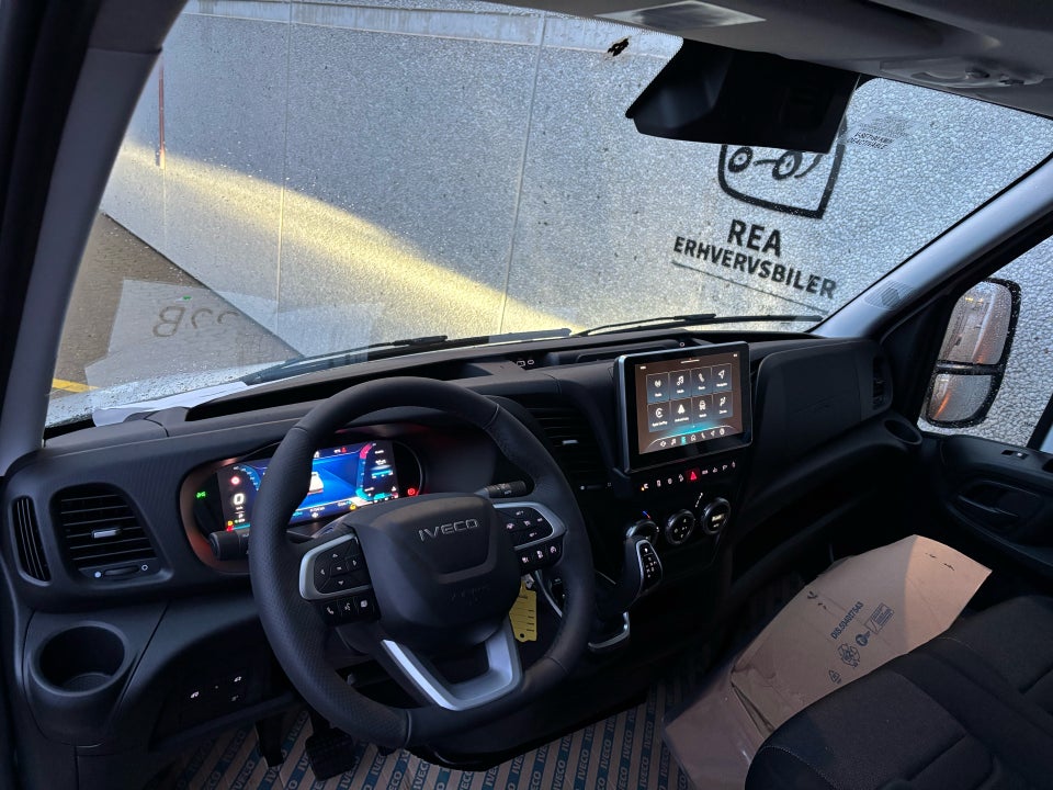 Iveco Daily 3,0 35S18 4100mm Box m/lift AG8