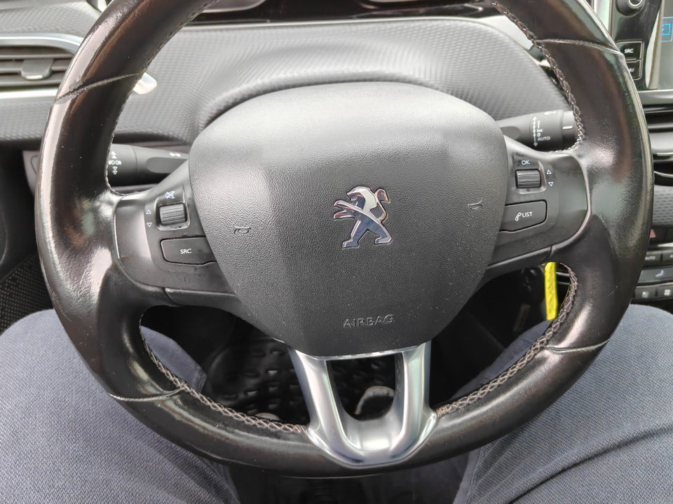 Peugeot 208 1,2 VTi Allure Sky 5d