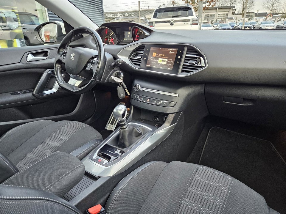 Peugeot 308 1,5 BlueHDi 130 Selection Sky 5d