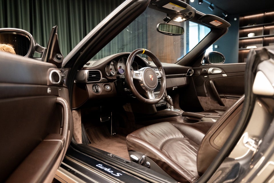 Porsche 911 Turbo S 3,8 Cabriolet PDK 2d