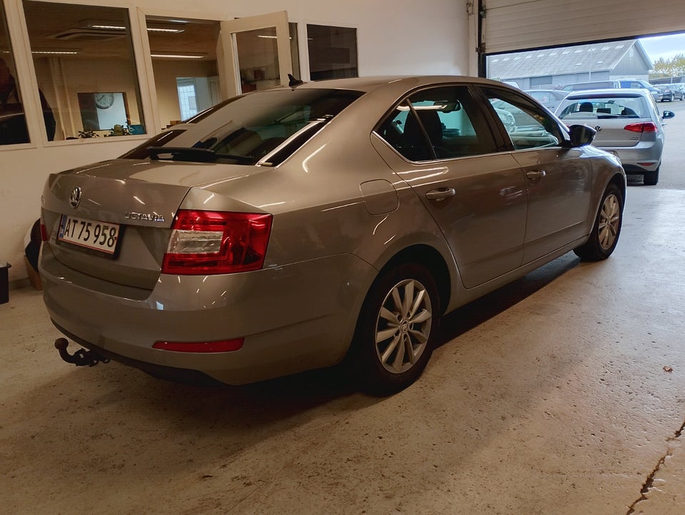 Skoda Octavia 1,6 TDi 105 Elegance DSG 5d
