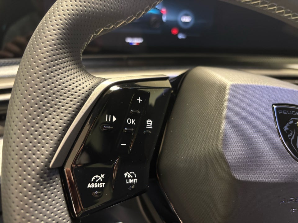 Peugeot e-3008 77 GT Pack 5d