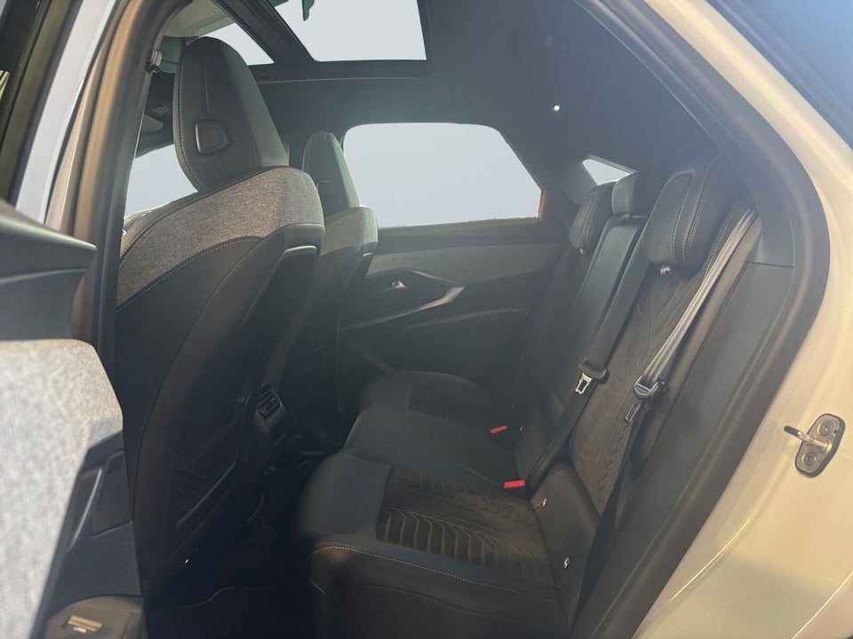 Peugeot e-3008 77 GT Pack 5d