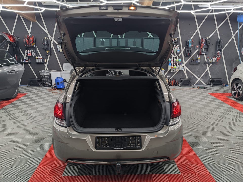 Citroën C4 1,6 BlueHDi 120 Challenge EAT6 5d