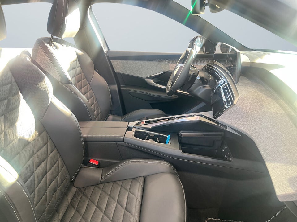 Peugeot e-3008 77 GT Pack 5d