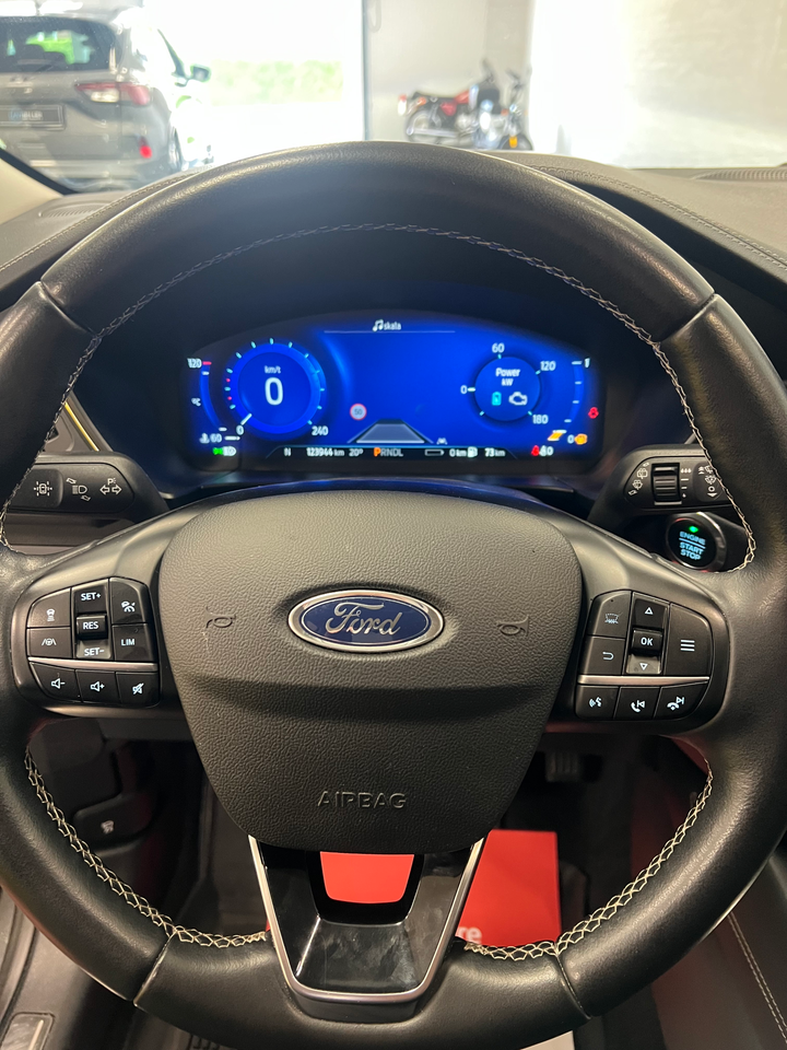 Ford Kuga 2,5 PHEV Vignale CVT 5d