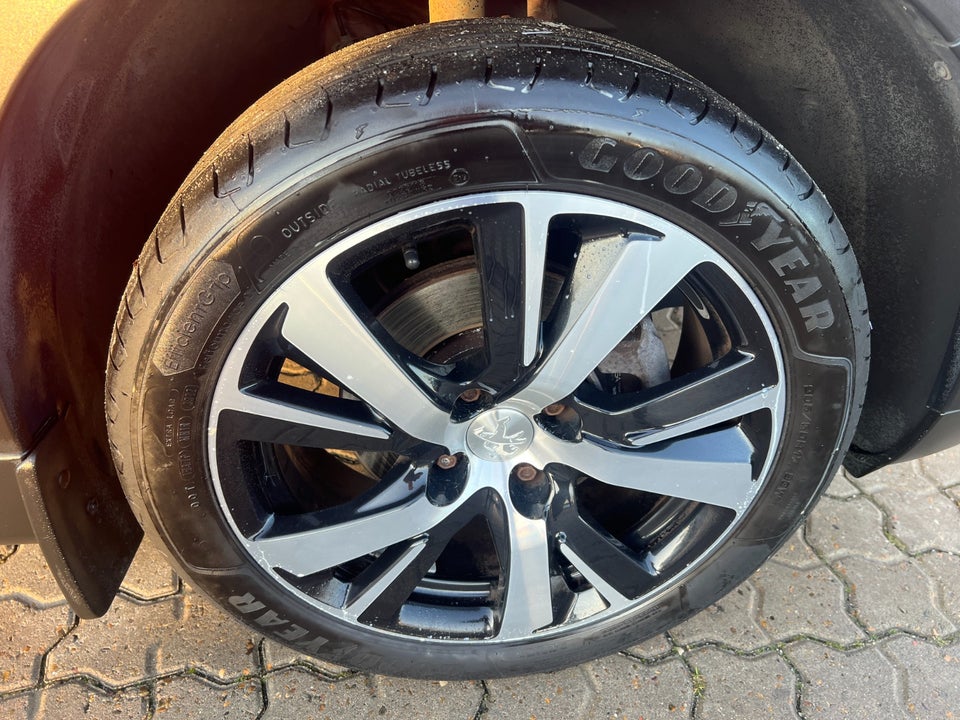 Peugeot 2008 1,6 BlueHDi 120 GT Line Sky 5d