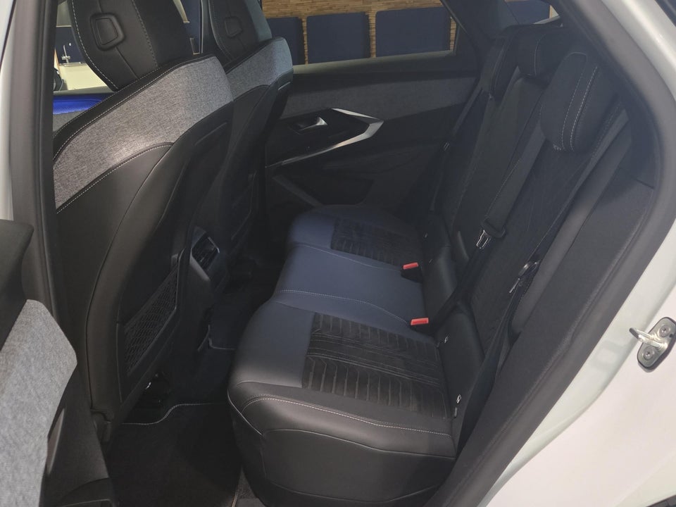 Peugeot e-3008 77 GT Pack 5d
