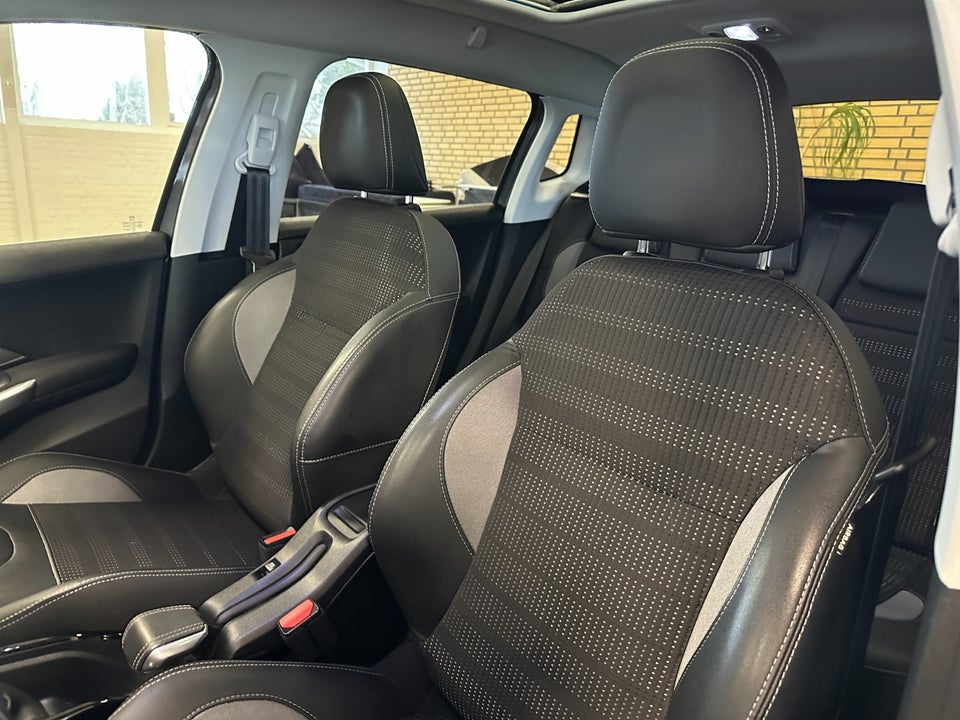 Peugeot 2008 1,2 PureTech 110 Prestige Sky 5d