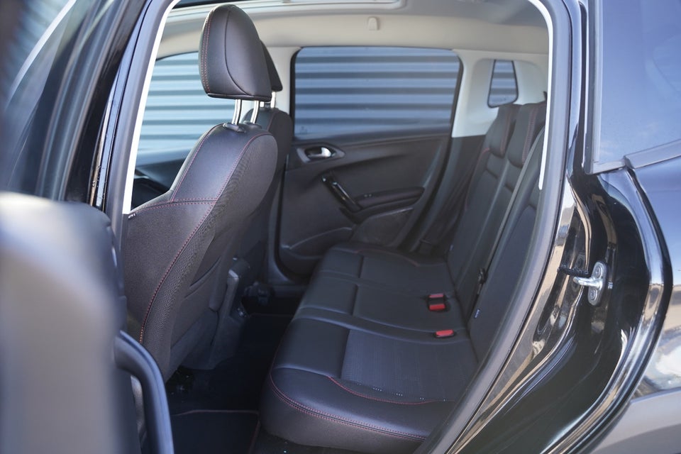 Peugeot 2008 1,6 BlueHDi 100 GT Line Sky 5d