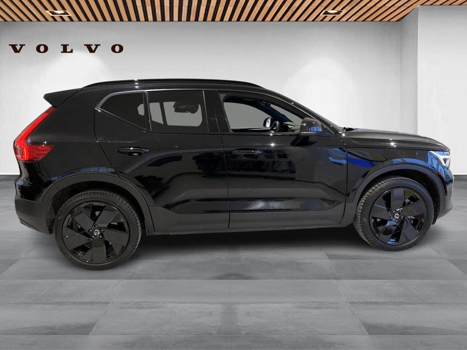 Volvo EX40 Standard Range Black Edition 5d