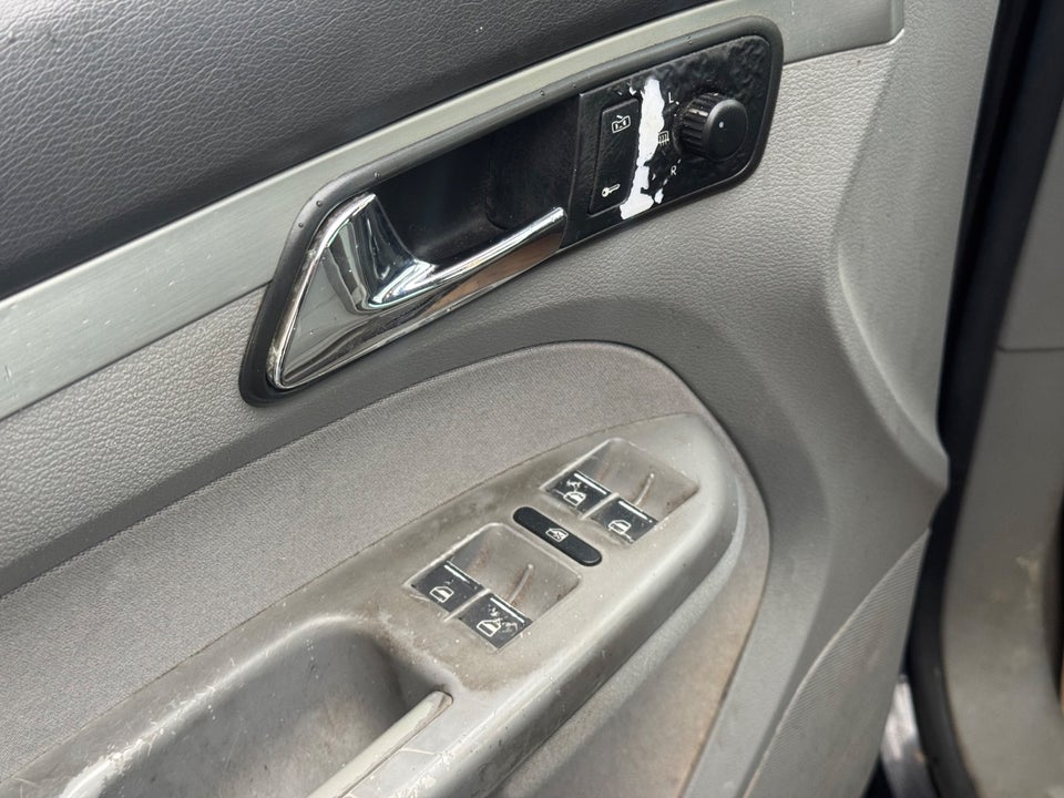 VW Touran 2,0 TDi 140 Trendline 5d