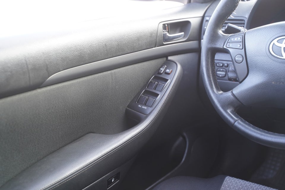 Toyota Avensis 1,8 VVT-i Elegance stc. 5d