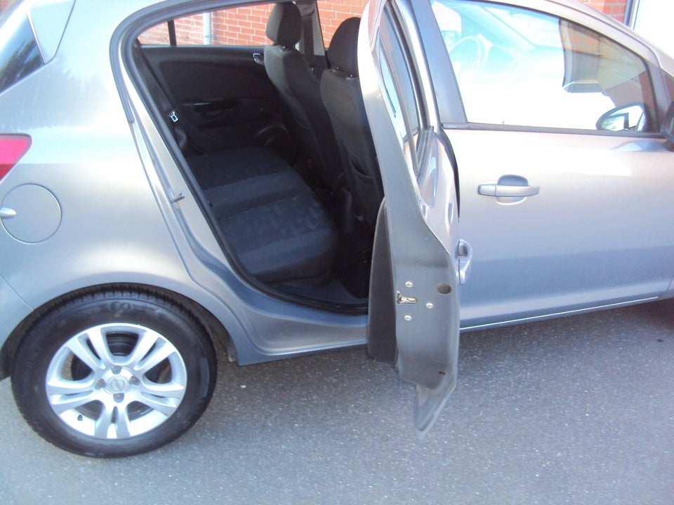 Opel Corsa 1,2 16V Cosmo 5d